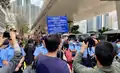 警员多次向法院大楼外排队的市民高举蓝旗，警告聚集的市民涉嫌非法集结