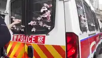 有人向警車撒溪錢