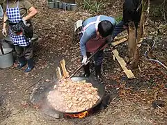 屏山鄧氏祭祖在山頭煮盆菜