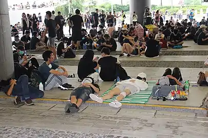 6月17日，立法会示威区内席地而躺的抗议者不愿离去