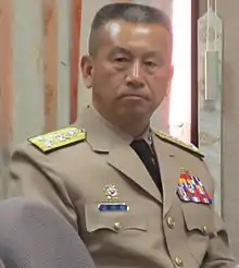 著海軍夏季乙式軍常服的將官（蒲澤春二級上將）