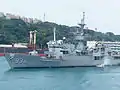 接近基隆港東4號碼頭泊位的宜陽軍艦左舷前半部特寫。