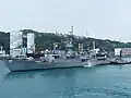 宜陽軍艦接近基隆港東4號碼頭泊位，艦尾海軍港務拖船YTL49協助轉向。