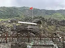 茅坝初中遗址（经常被误植为「北川中学新校区」），被景家山崩塌泥石流掩埋