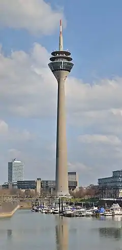 Rheinturm + Medienhafen.JPG