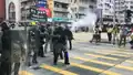 防暴警員在深水埗欽州街施放催淚彈驅散