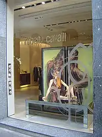 位於米蘭斯皮加街的Roberto Cavalli服裝店