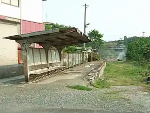 車站遺址處還遺留了月台遺跡（2008年5月）（右邊空地為路軌遺跡，前方是下鴨生方向）