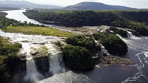 El Hacha 和 Ucaima 瀑布。 Carrao 河和 Canaima 泻湖