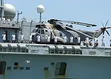 一架停放在無敵號航空母艦甲板上的海王直升機