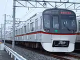 路线牌显示“（东成田）芝山”的東京都交通局5300型電聯車