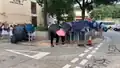 學生在學校外舉起雨傘陣，有人舉起港英旗