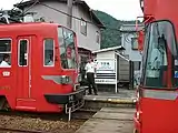 列車交換時的樣子。Mo870形（日语：）（前方）與Mo880形（日语：）（2004年7月）