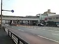 車站大樓遠景。左邊為新水前寺站前停留場。