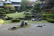 日本大阪府大阪市四天王寺中的本坊庭院（日语：），是一座枯山水园林