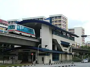 一列龐巴迪CX-100型列車（英语：）離開南景輕軌站