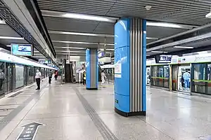 国家图书馆站4号线及9号线/房山线站台(左側為4號線天宮院方向，右側為9號線郭公莊、房山线跨线车阎村东方向)国家图书馆站16号线站台