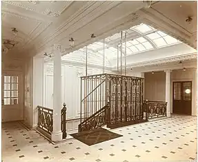 樓梯和電梯（Staircase and elevator）