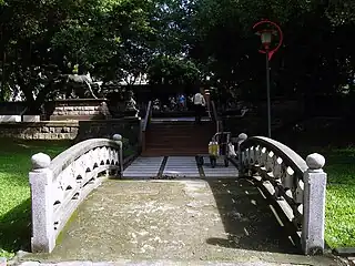 臺中公園內的縣社臺中神社的石橋、狛犬與銅馬