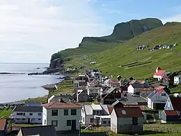 松巴村，背景为有很多鸟类筑巢的悬崖