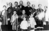 1901年，孫在後排左數第5位，在美國夏威夷茂宜島與全家人合照:28