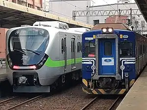 兩代韓國製電聯車EMU900型(左)與EMU600型(右)