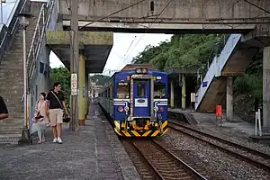 暖暖車站的月台與停靠在站內的EMU539號電聯車