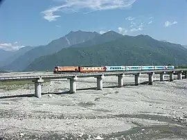 台鐵「寶島之星」列車跨越木瓜溪下游的花東線鐵路木瓜溪橋