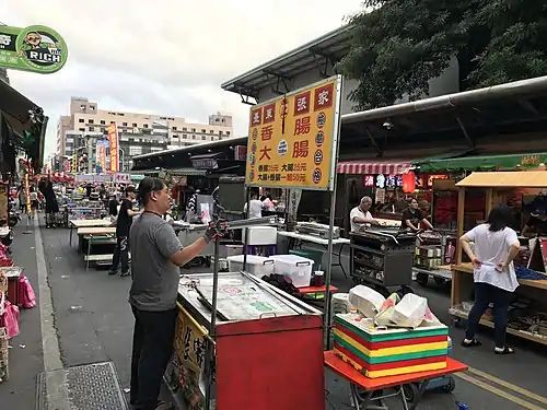 傍晚即將擺攤營業的臺東觀光夜市攤販區。