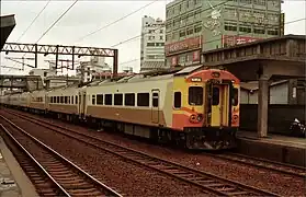 EMU200型電聯車在舊板橋車站（尚未地下化）