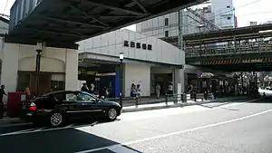 位於車站北側、緊鄰早稻田通（日语：）的早稻田口，畫面右方見到的是JR山手線的高架路軌（攝於2008年8月）