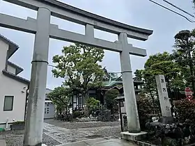 神社出入口的鳥居。