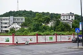 近景为兰溪东岳庙旧址，后改建为云山宾馆、双牛大酒店，今建筑已拆除，远景为静性坛旧址