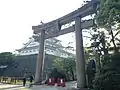 天守與八坂神社東側神道外的鳥居