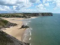 位于半岛南岸的三崖湾（Three Cliffs Bay）