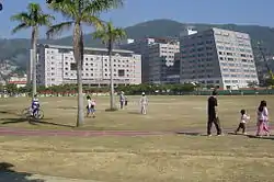 天母運動公園運動草坪（背景為臺北市立大學天母校區）