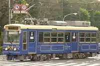 7700型7704號車 7703 - 7705號車以藍色基調（攝於2016年9月26日飛鳥山交差點）