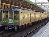 10-000型（試作車）圖片為轉屬新宿線後在東大島站停靠