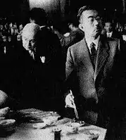 昭和24年（1949年）皇居宴會上的秋山立德藏（左）和昭和天皇（右）