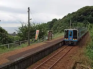 土佐白濱站全景，一輛南風號列車正駛往佐賀公園方向，2010年7月10日攝。