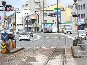 從東邊望向電車站。右邊為播磨屋橋方向月台