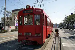 前往高知站方向的電車停靠中