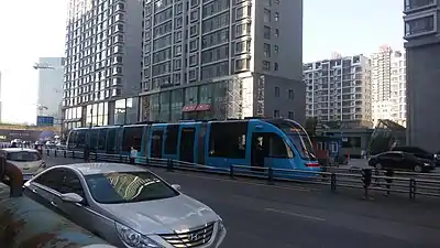 停靠在兴隆大奥莱站折返线的027号100%低地板电车