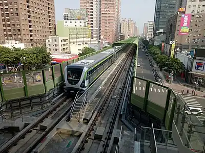 文心崇德站月台連絡天橋所見的捷運列車