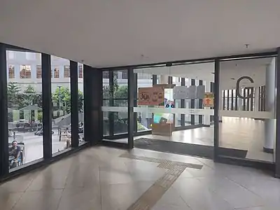 由苏丽雅捷运站进入商场