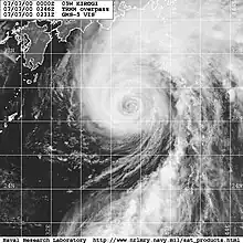 衛星影像顯示日本以南一正在減弱的颱風。風眼大部分被雲層覆蓋，大部分雲層延伸到中心的北部。