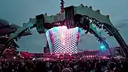 U2的“360°巡回演唱会（英语：）”是团体或乐队巡演的最卖座记录保持者，同时也曾保持2011年到2019年的全球最卖座记录。如考虑通胀因素，该巡演在被泰勒·斯威夫特的“時代巡迴演唱會“超过前曾是全球最卖座记录保持者。