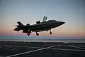 美國海軍陸戰隊F-35B在加富爾號航空母艦降落