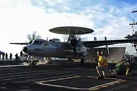 E-2D空中預警機从西奧多·羅斯福號航空母艦上彈射起飛