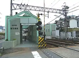 川西能勢口方向車站大樓